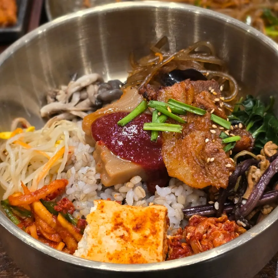 불맛 나는 제육과 비빔용 보리밥