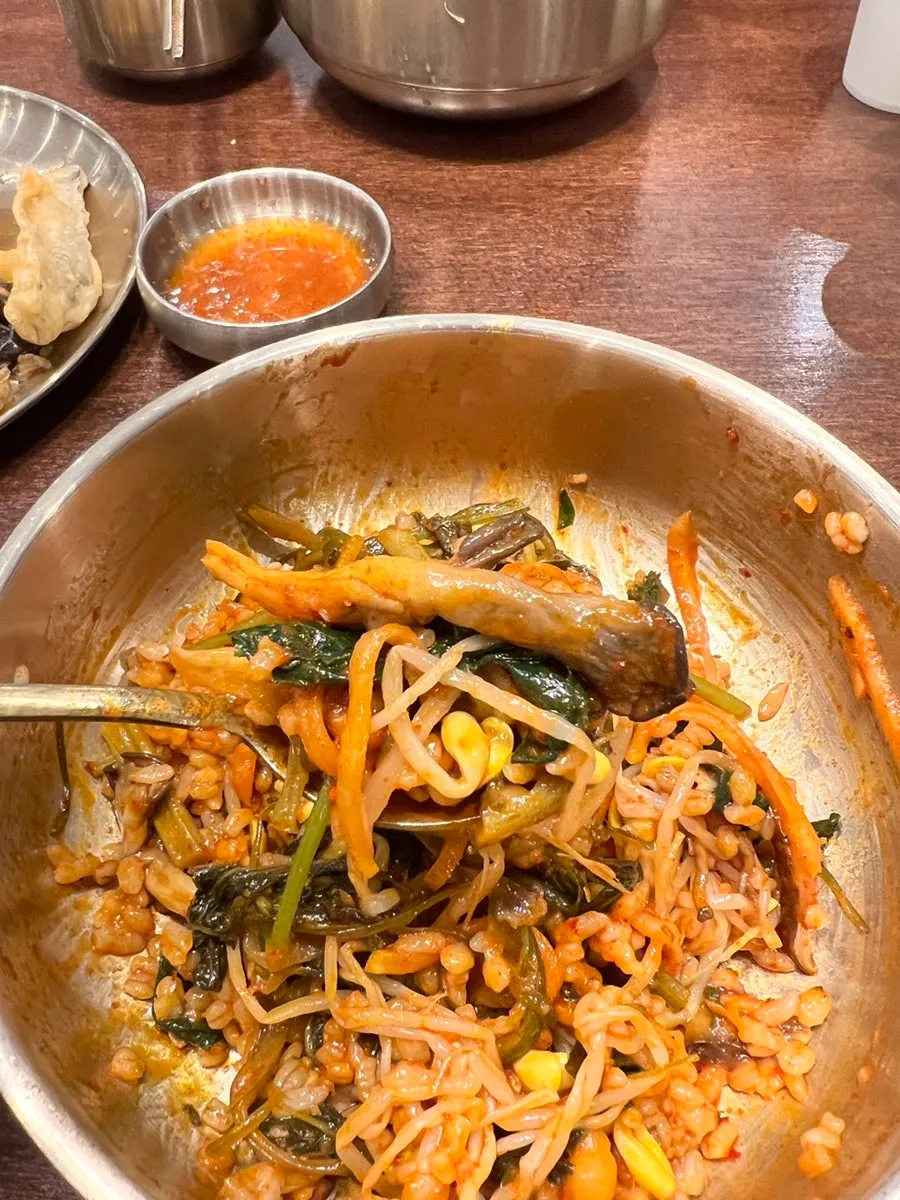 A spoonful of well-mixed barley bibimbap
