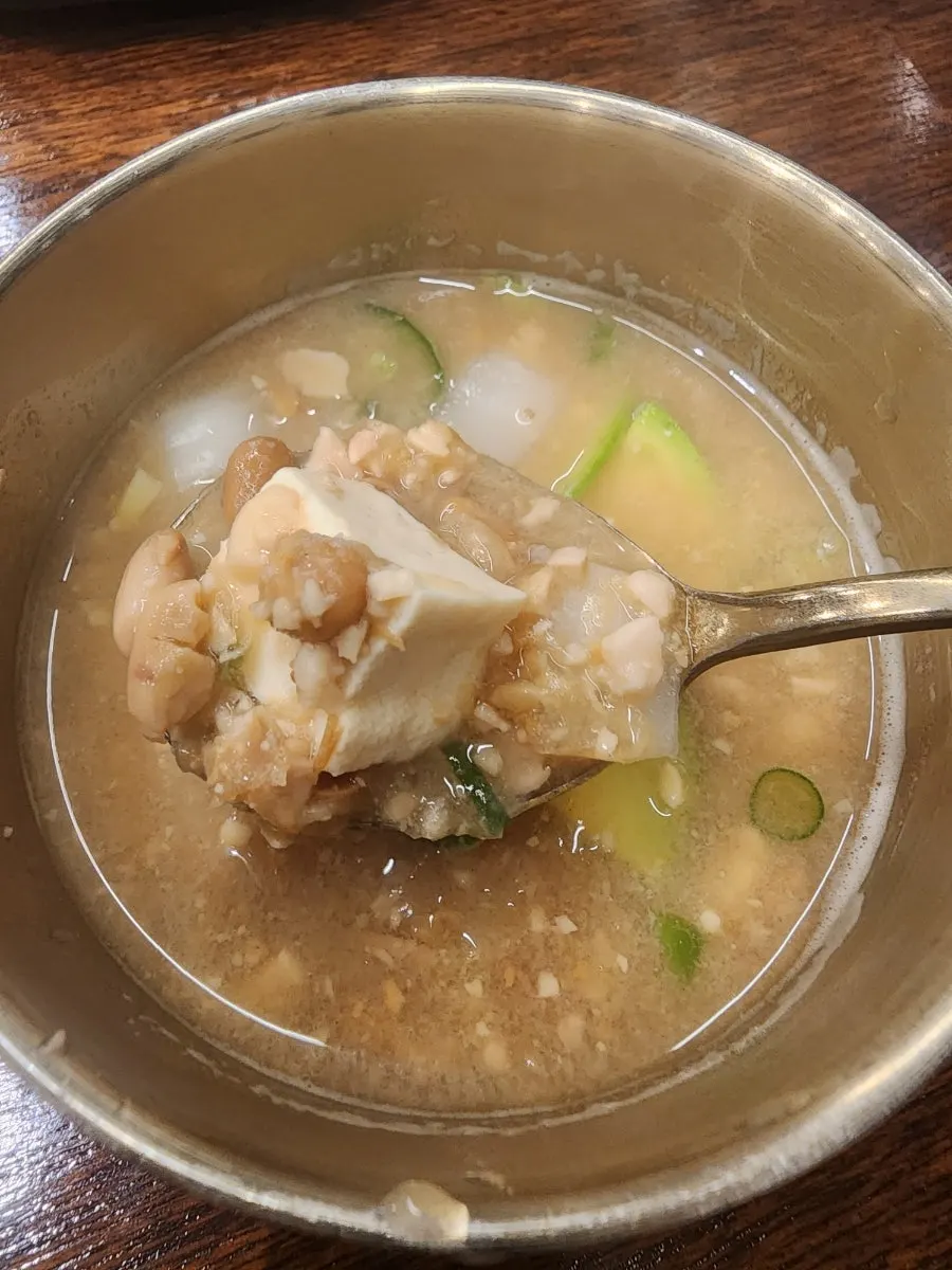 콩이 씹히는 청국장 같은 된장찌개