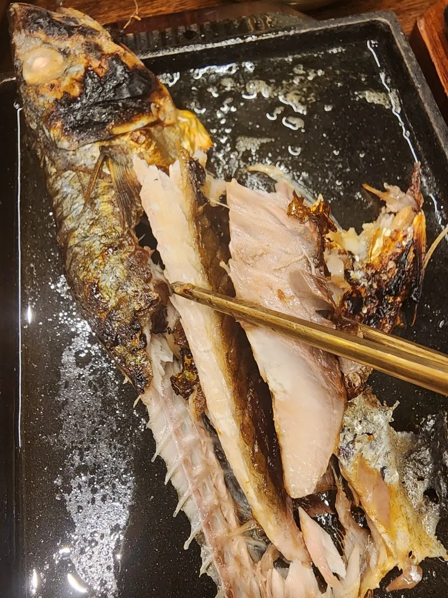 먹고 있는 석쇠제육과 밥