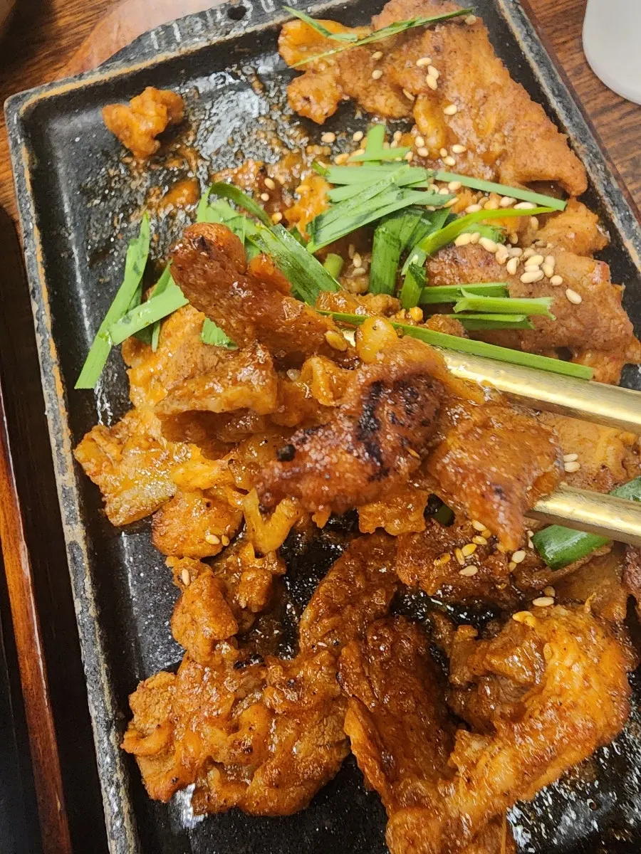 비벼 먹는 보리밥 한 그릇
