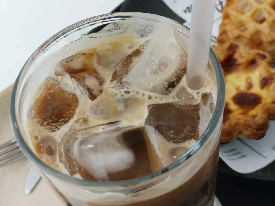 얼음을 넣은 카페라떼 사진