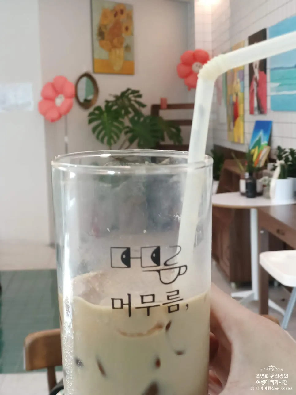 카페라떼와 달콤한 디저트 세로 사진
