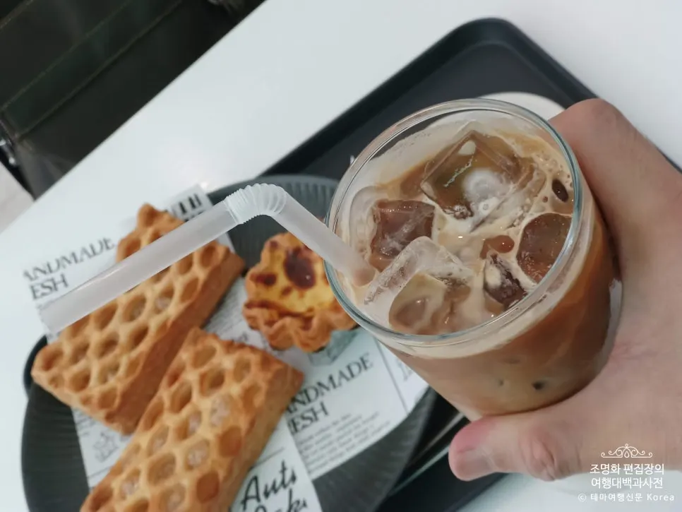 디저트를 먹기 전과 후 사진