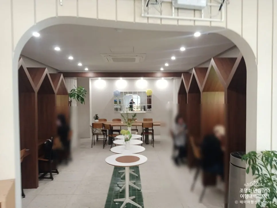 카페 홀 안쪽 스터디공간 사진