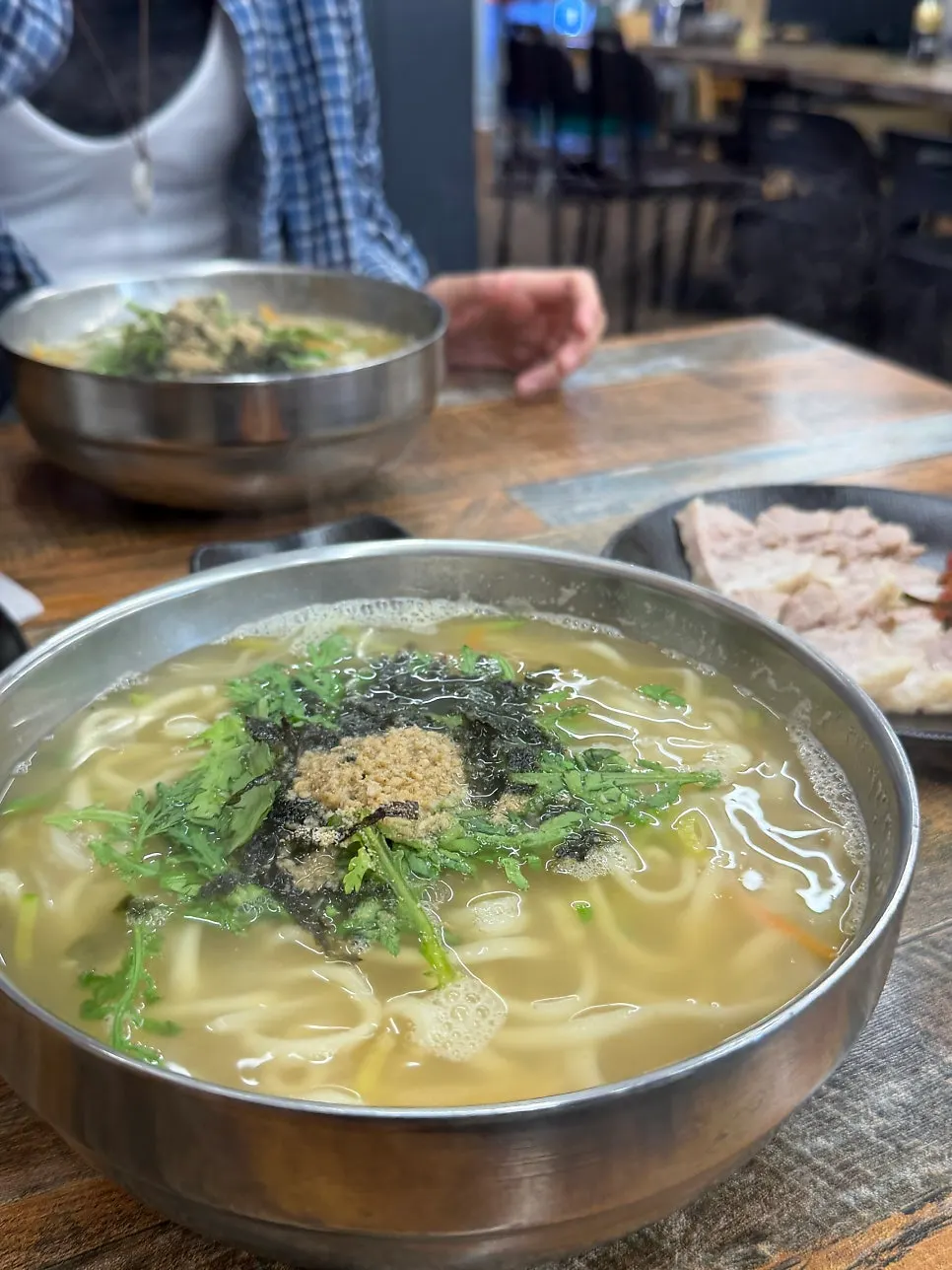 Dua mangkuk kalguksu dan satu piring bossam