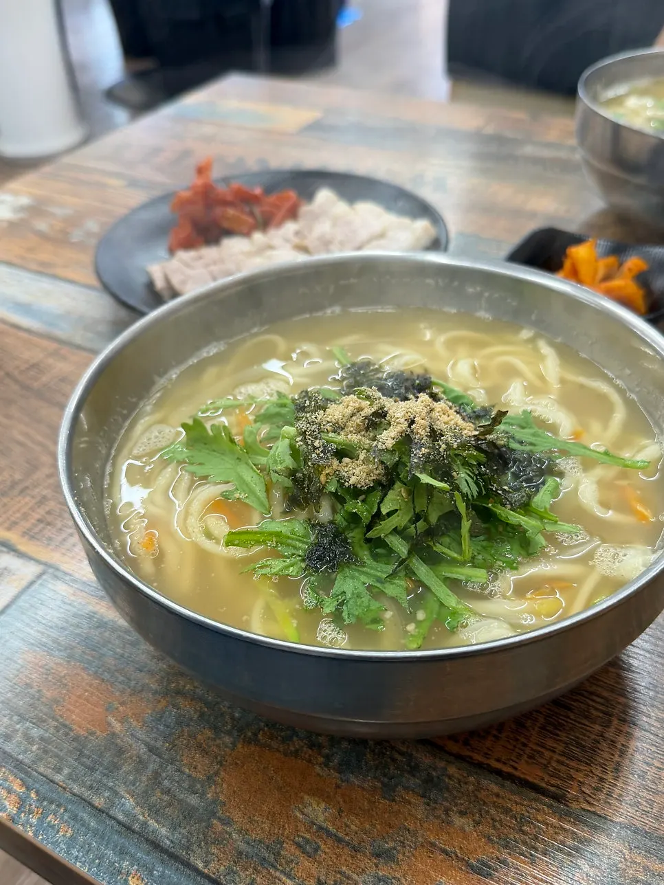 Mangkuk kalguksu penuh mi