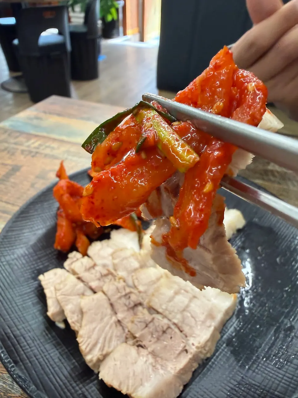 Daging bossam yang direbus lama hingga lembab