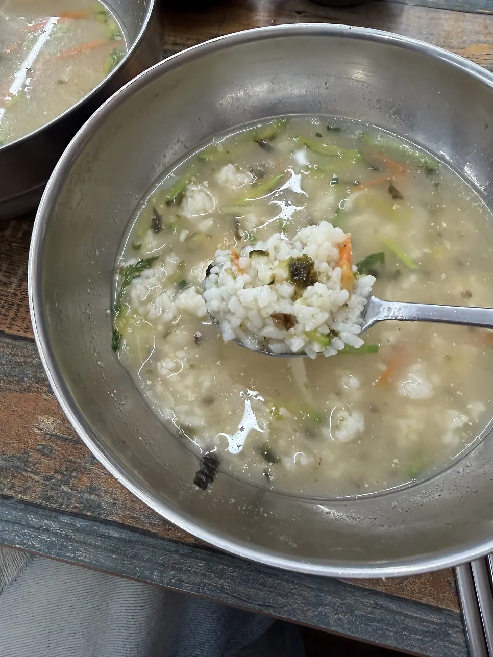 Kuah kalguksu yang sudah dicampur nasi