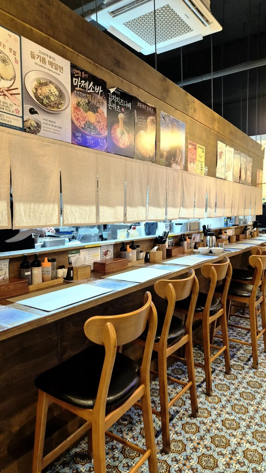 Interior atmosphere at Gohobi Katsu
