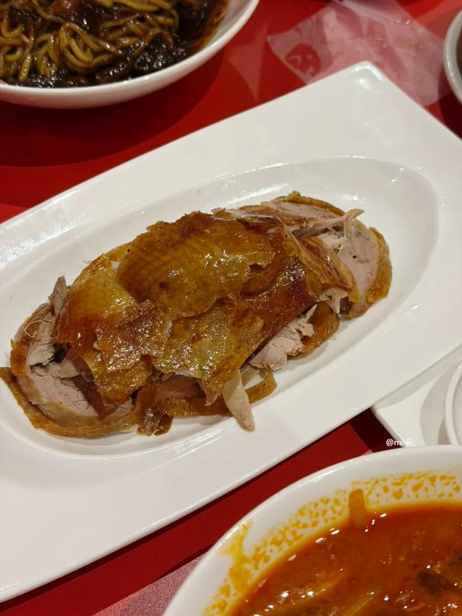 Pancakes and vegetables served with Peking duck