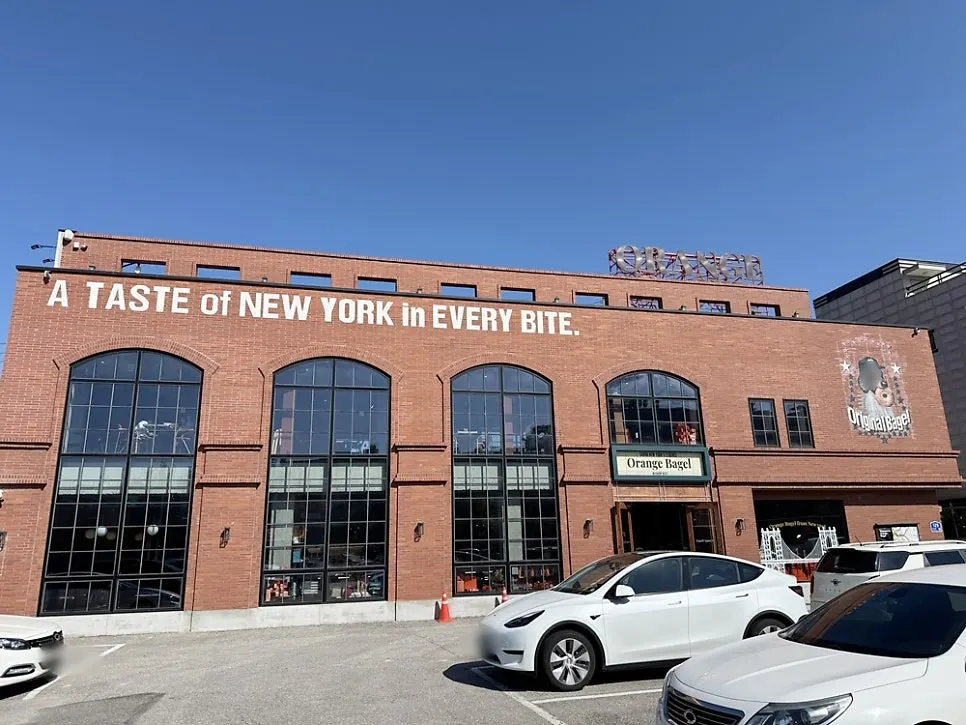 Exterior of Orange Bagel with its spacious parking lot