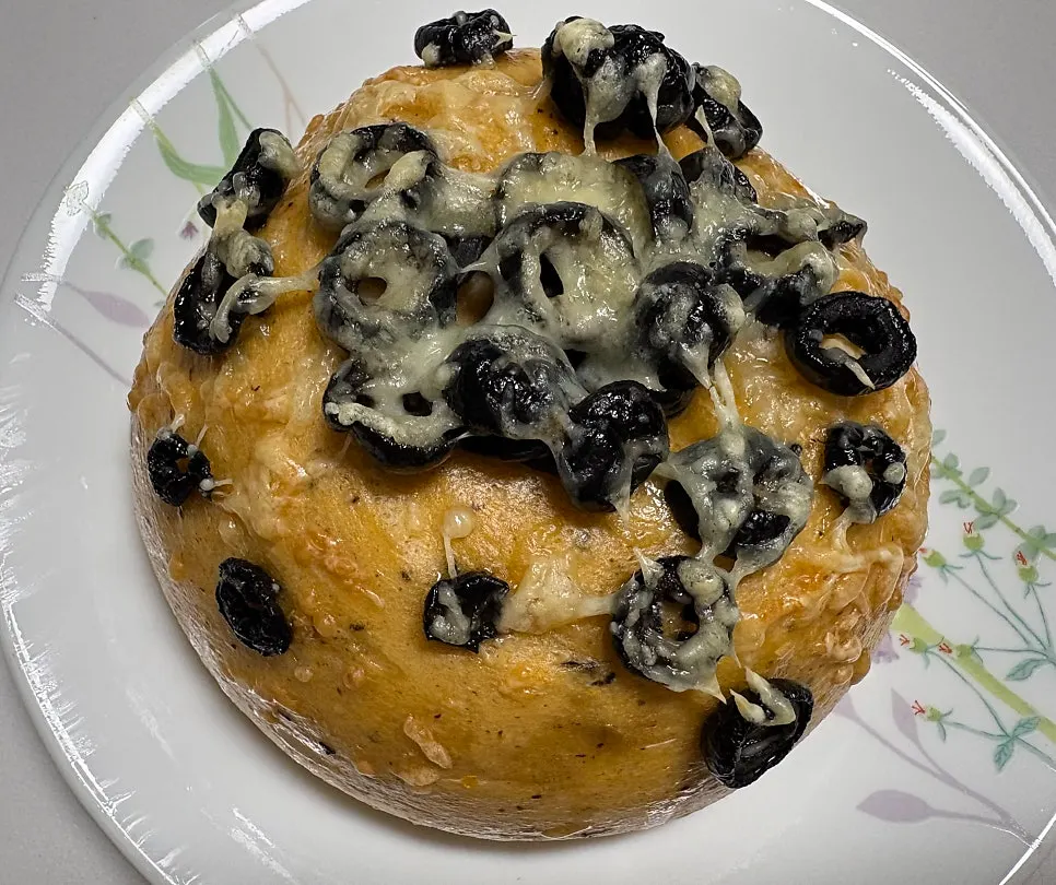 Salmon bagel topped with smoked salmon and cream sauce