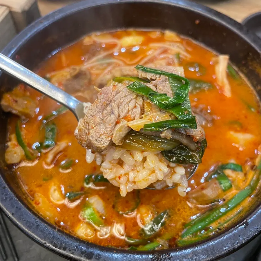 붉은 국물의 얼큰순대국 뚝배기
