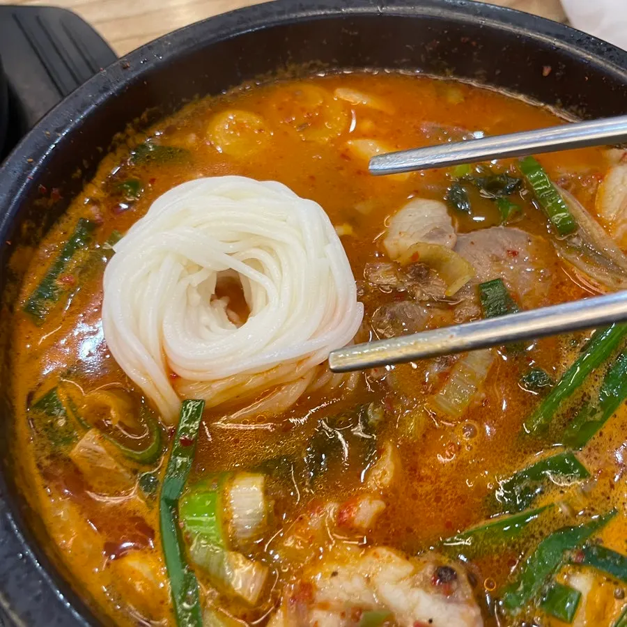 국내산 앞사골 육수의 얼큰순대국 국물