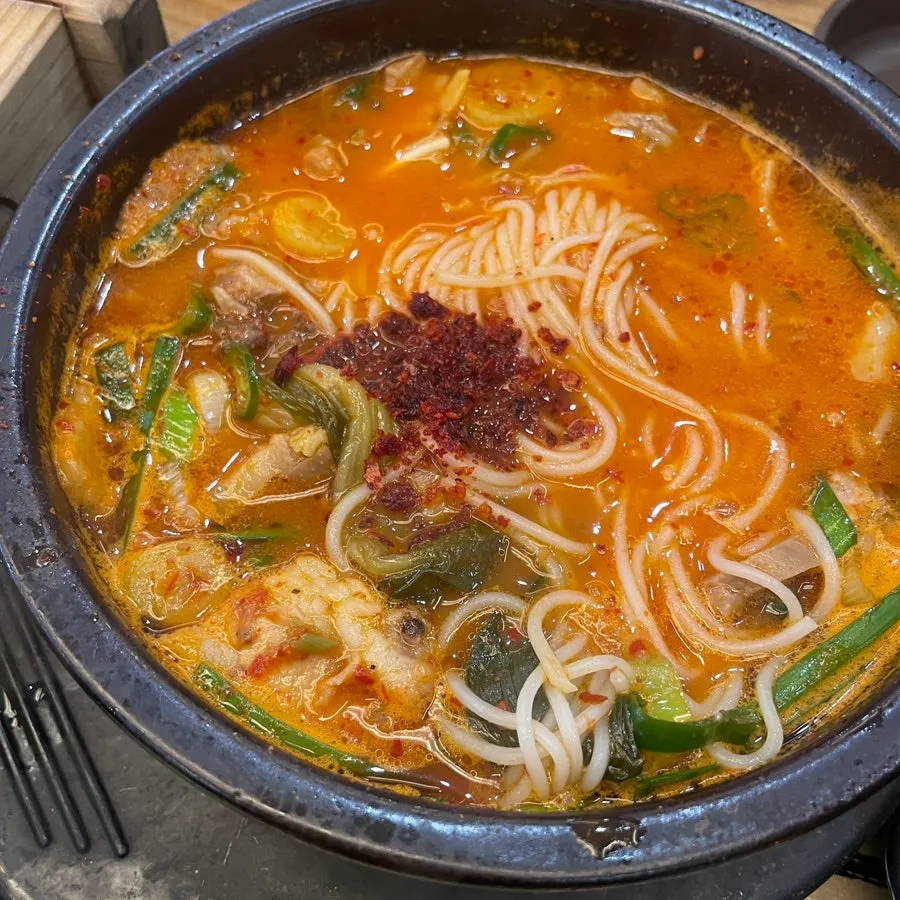 얼큰순대국 건더기 클로즈업
