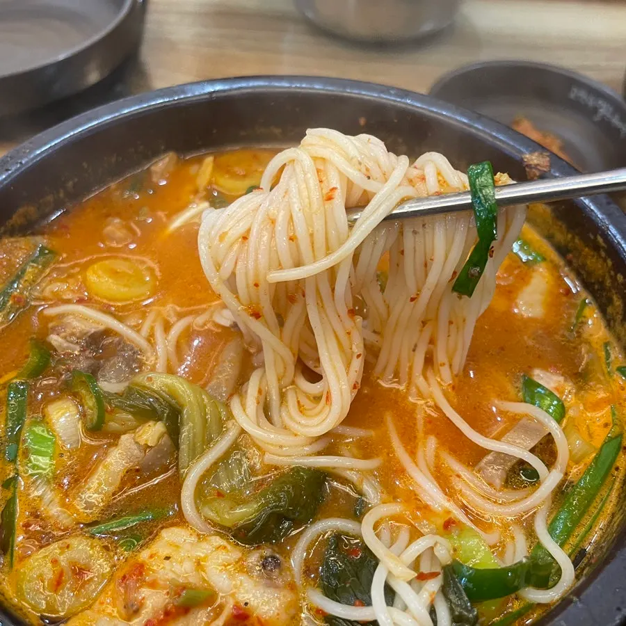 얼큰순대국에 소면 말아 먹는 모습