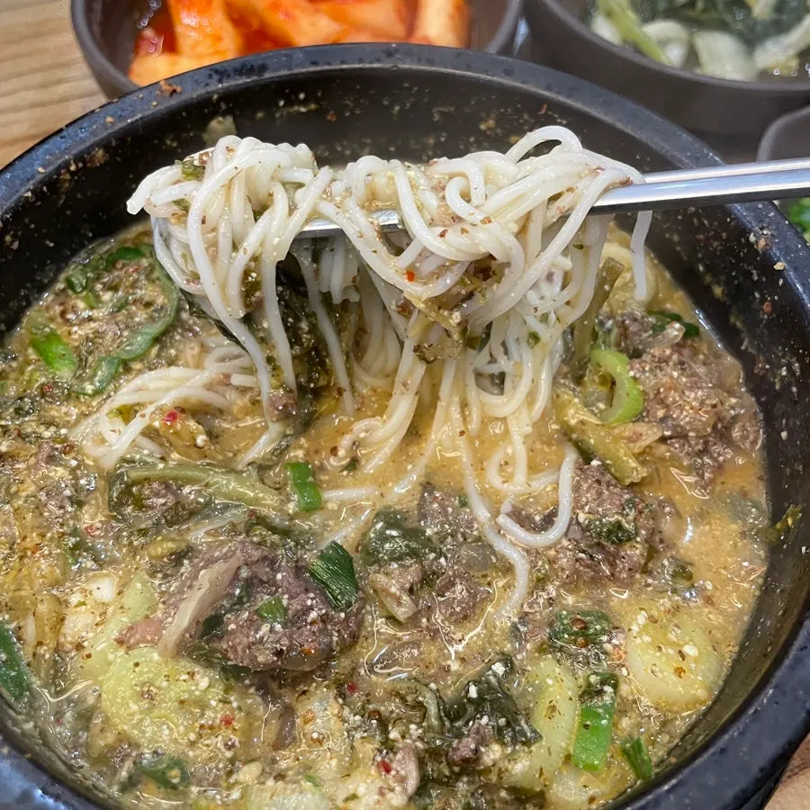 얼큰순대국과 소면 한 젓가락