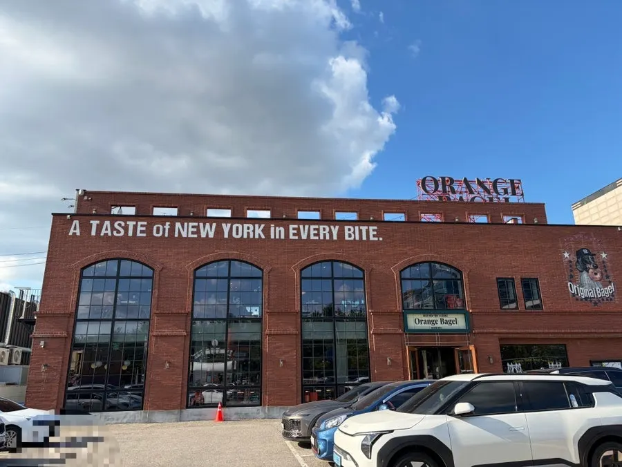 Orange Bagel's spacious free parking lot