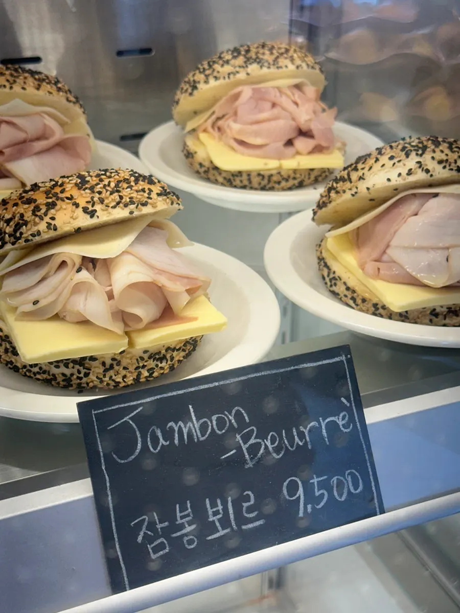 뉴욕 델리샵 느낌의 베이글 진열 코너