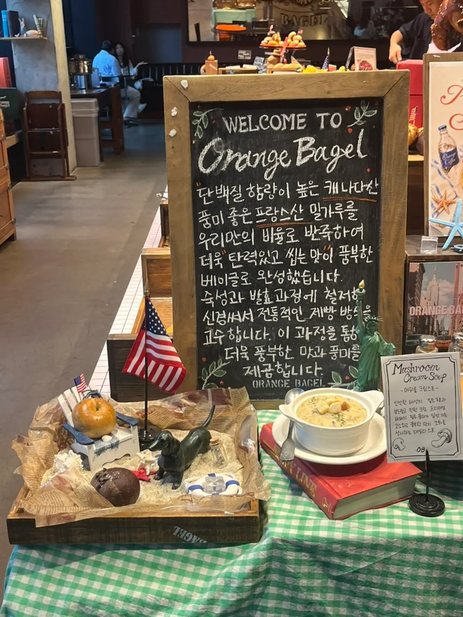 오렌지베이글 미국 감성 건물 외관 앞 인물 사진