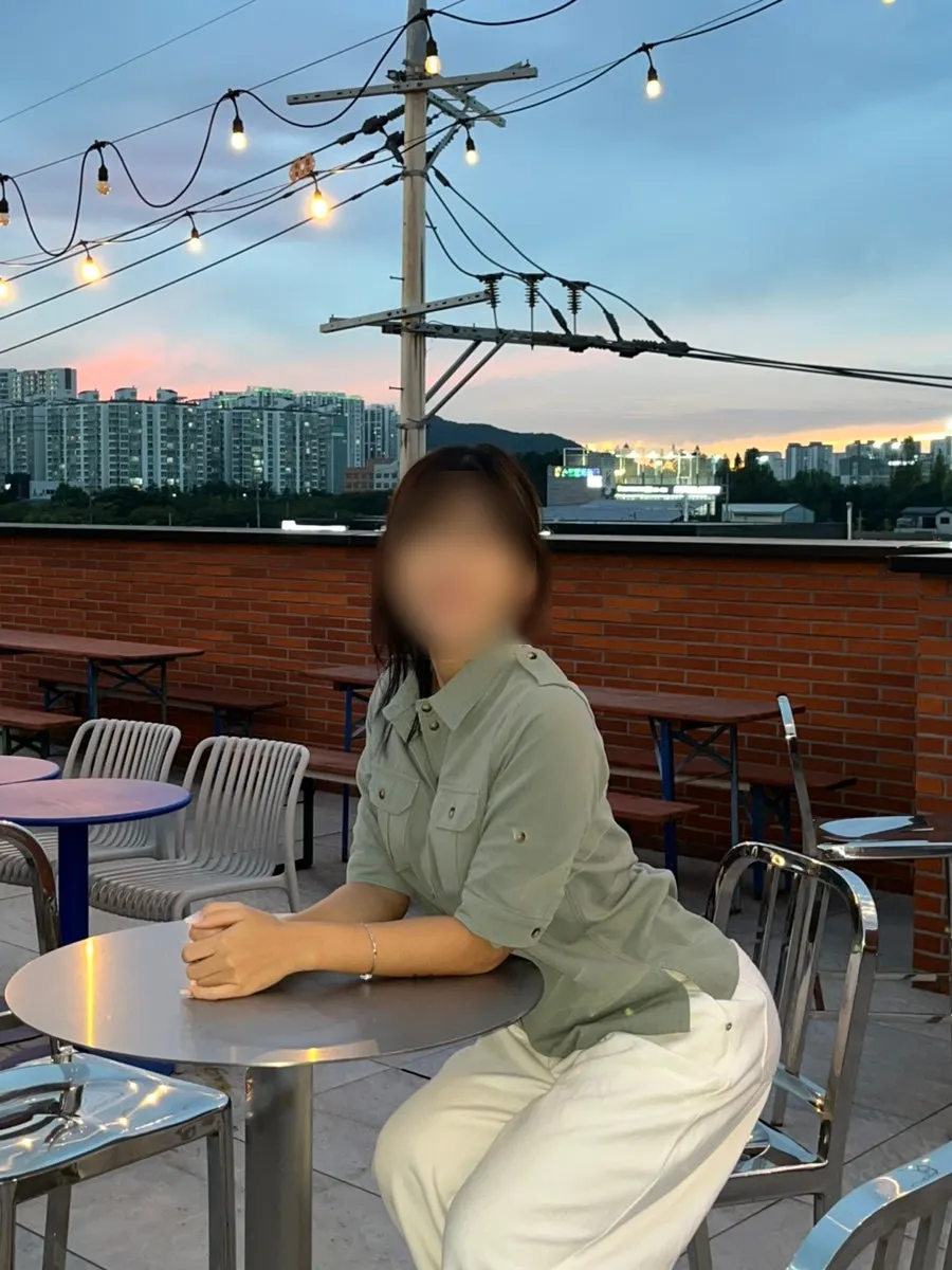 맑은 하늘이 보이는 오렌지베이글 루프탑