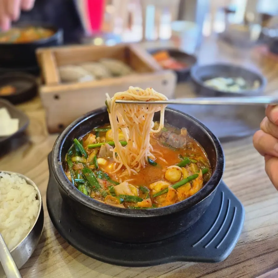 얼큰 순대국 국물에 넣은 소면