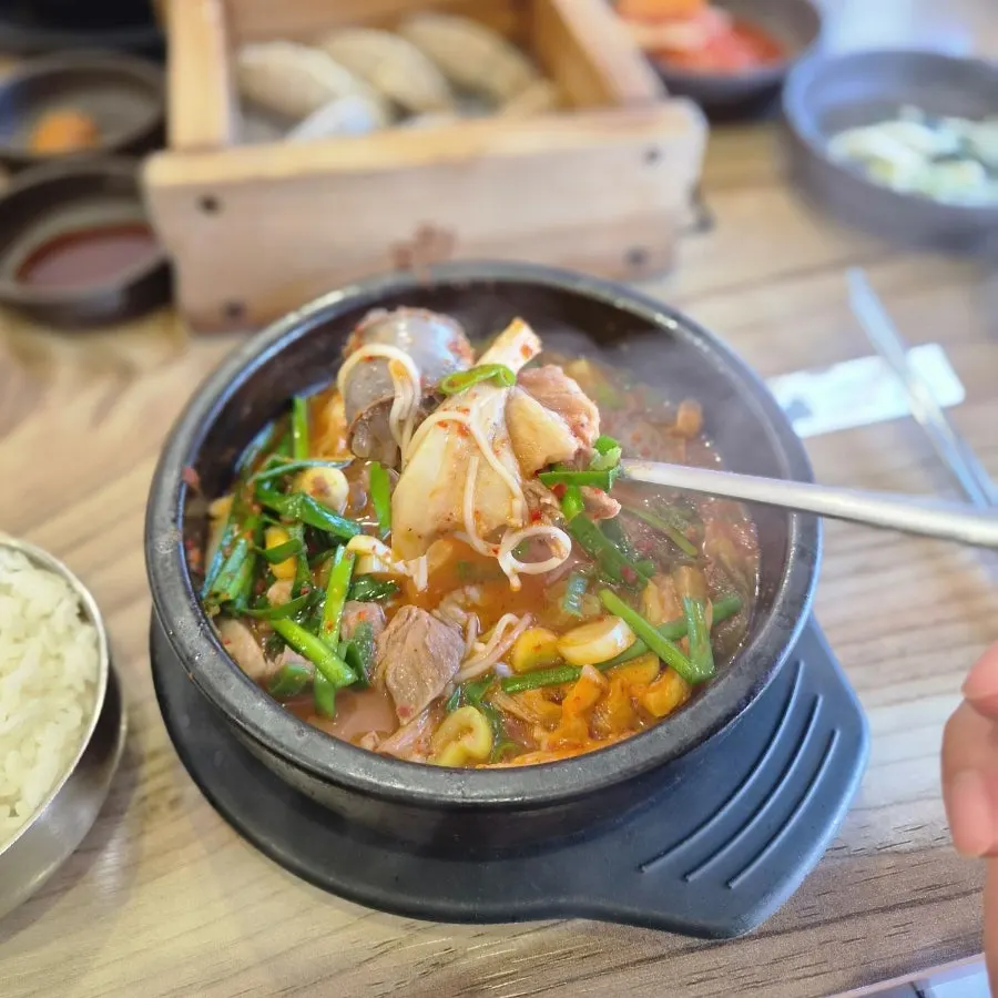 순대와 고기가 푸짐한 얼큰순대국