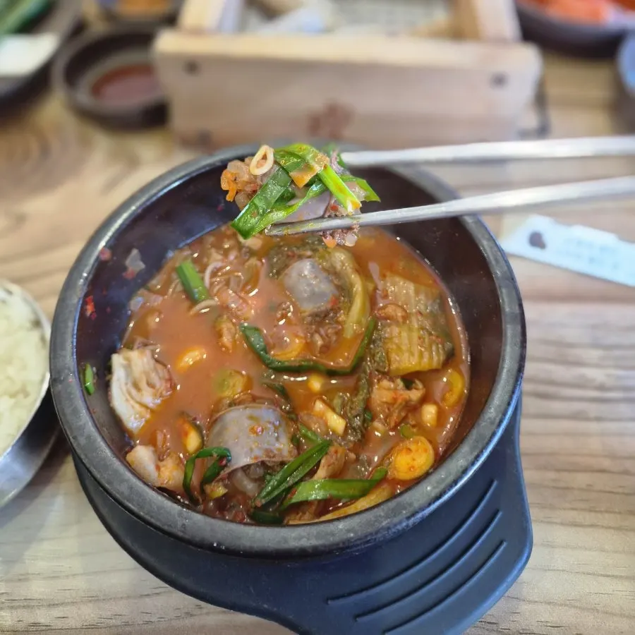 부추와 함께 먹는 순대