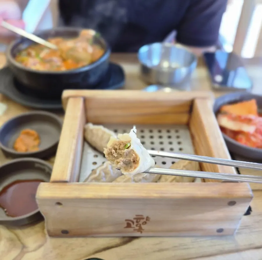 순대국과 곁들인 갈비만두