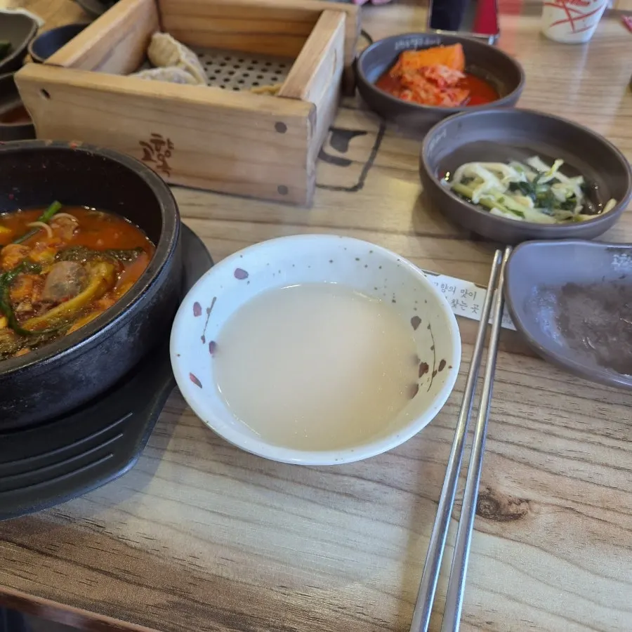 추가 육수와 함께한 순대국