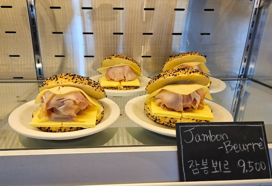 Refrigerated display with salmon bagel and jambon beurre