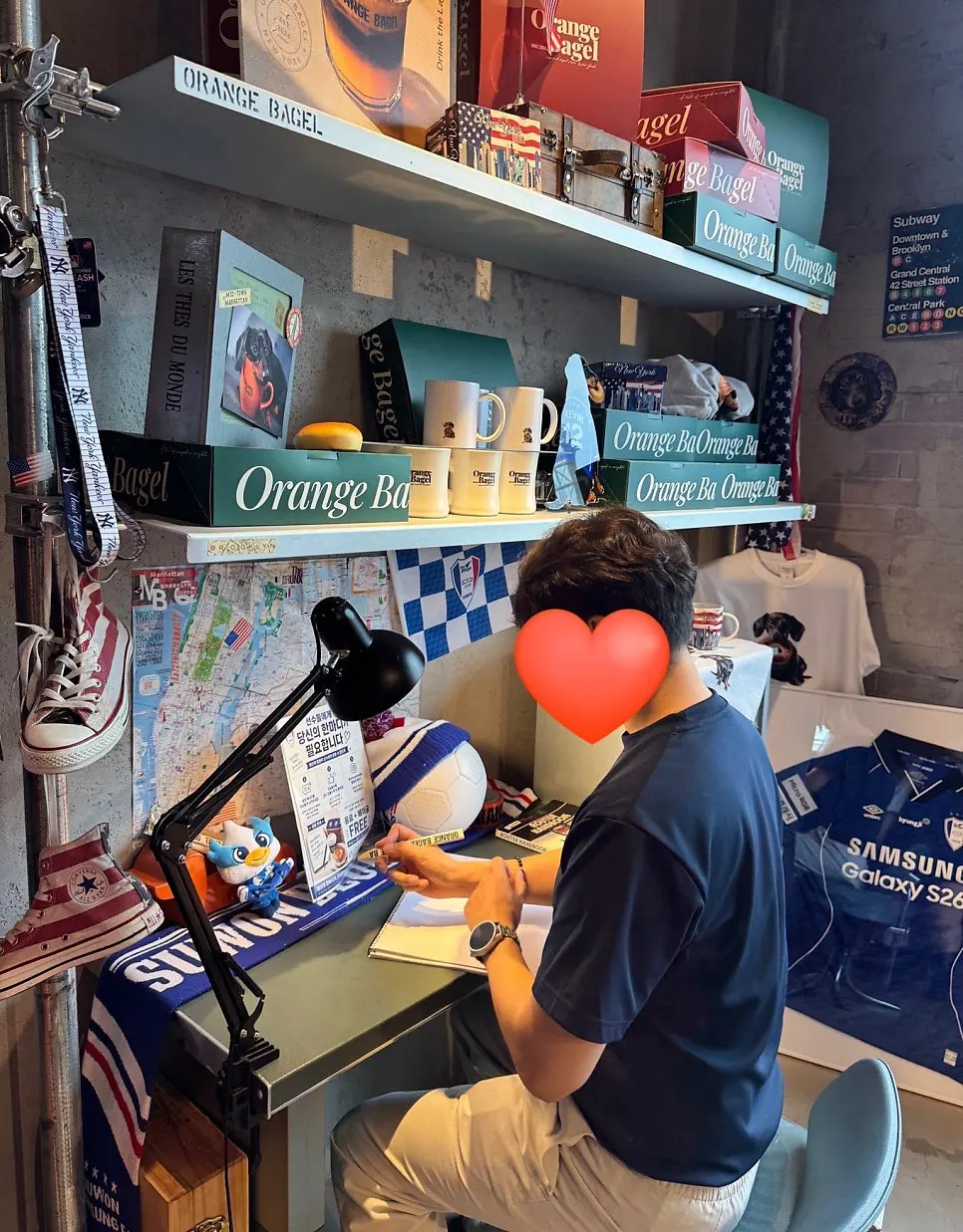 오렌지베이글 굿즈샵 진열 공간