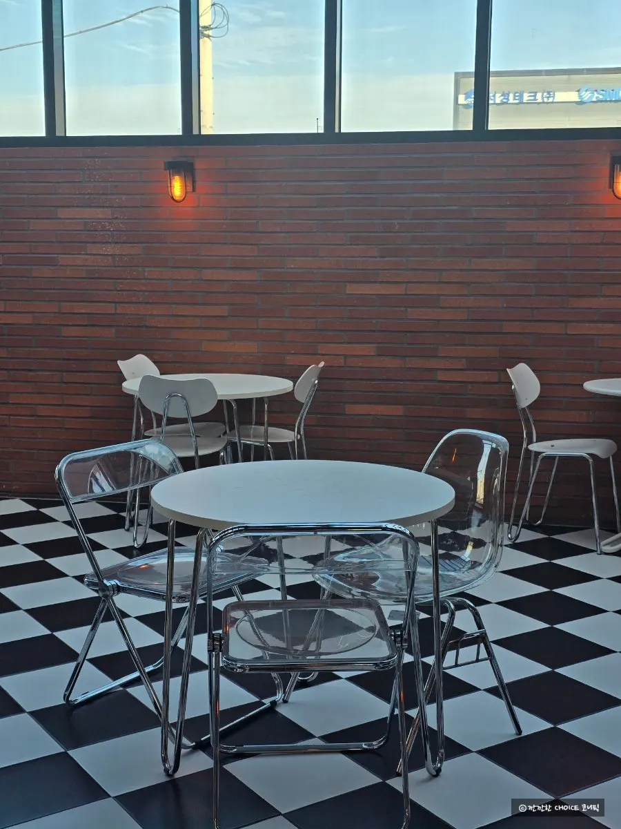 Table seating on the 2nd floor