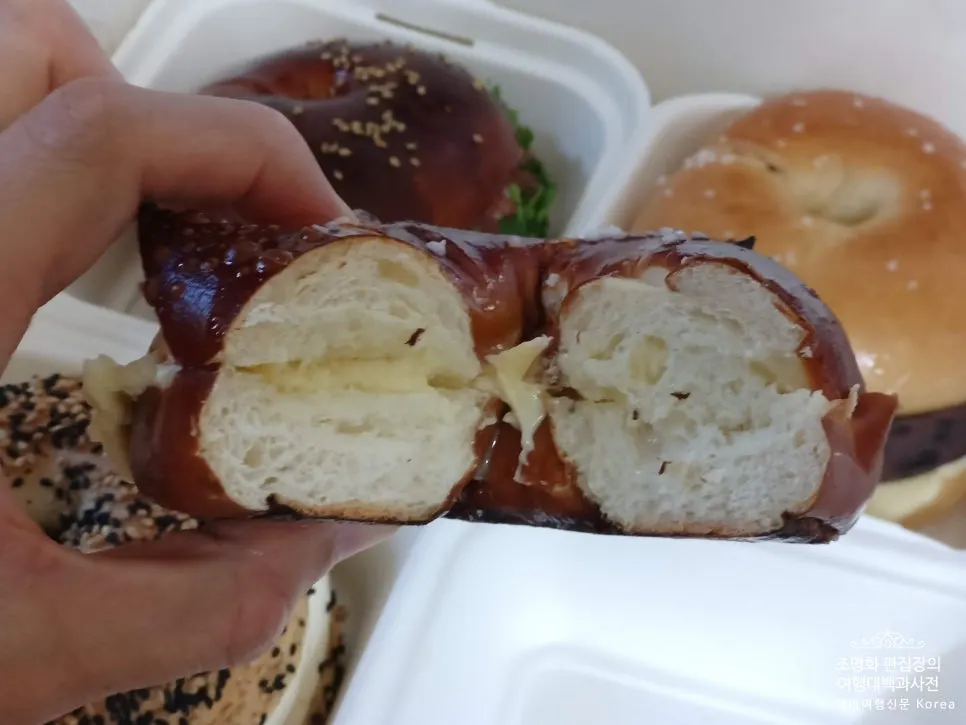 반으로 가른 라우겐베이글 단면