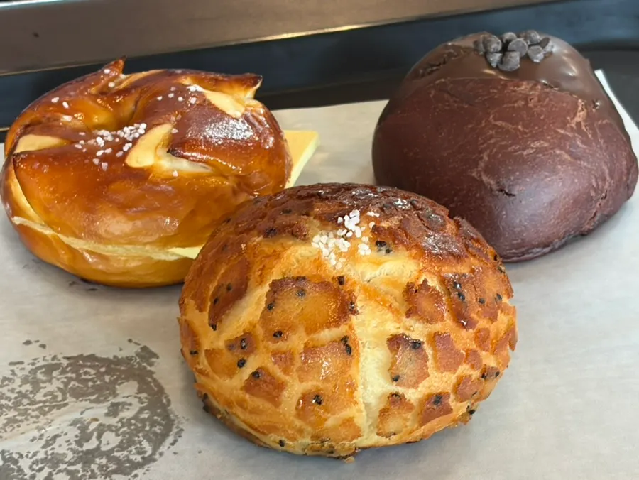 Three bagels ordered: rice crackseo, deep choco, and Laugen butter