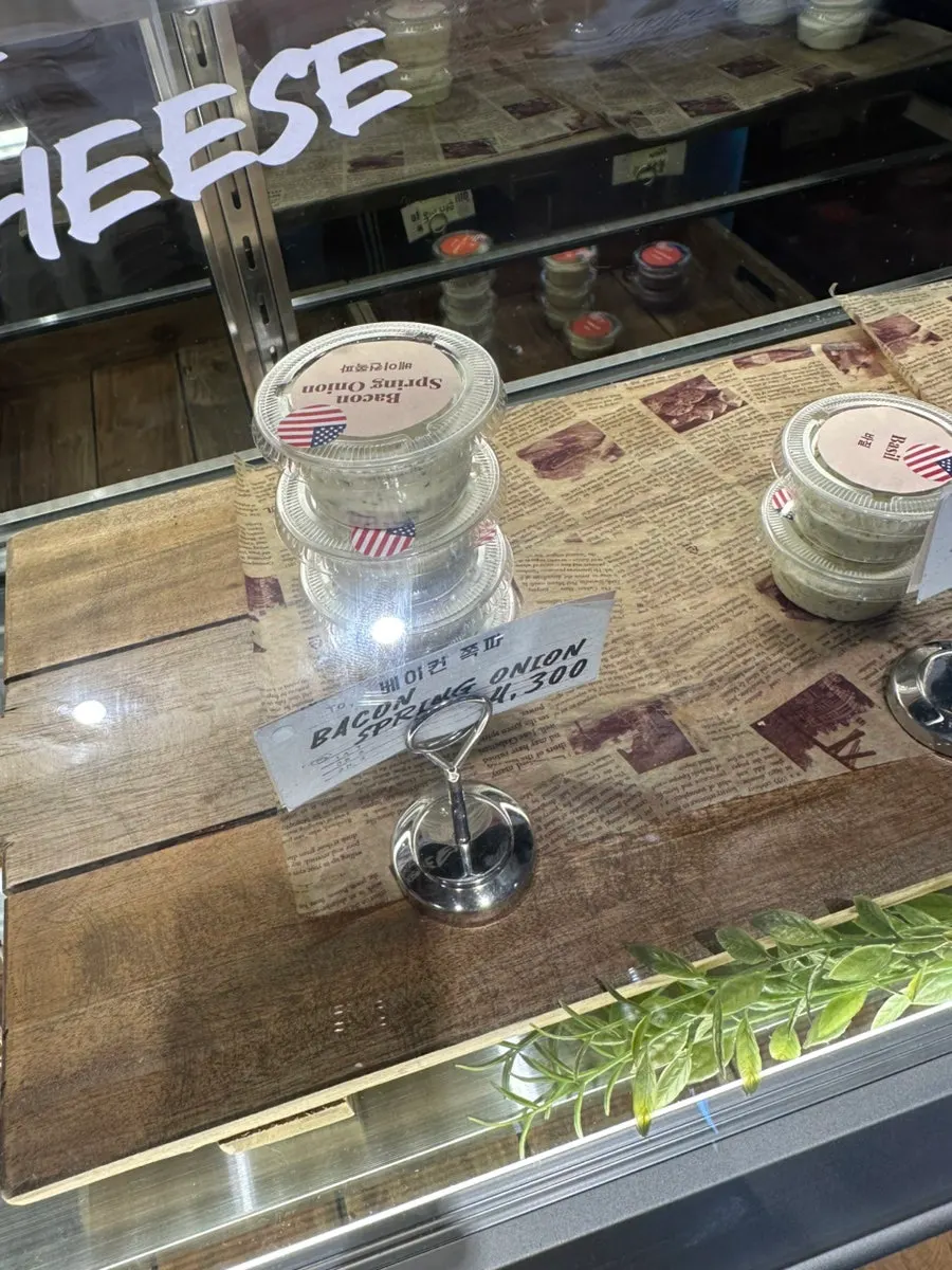 Small goods on display in Orange Bagel's 1st-floor goods zone