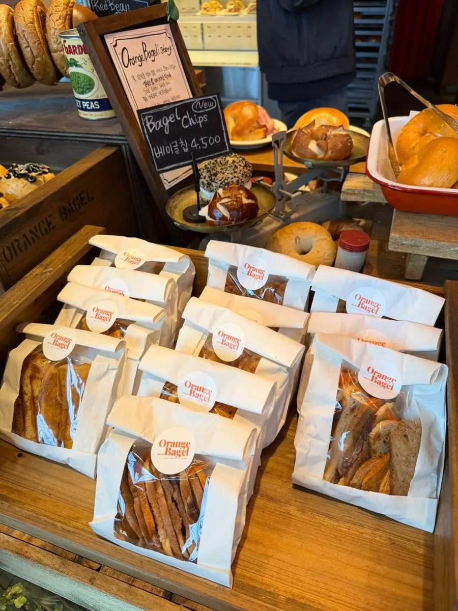 Bagel display shelf with price tags
