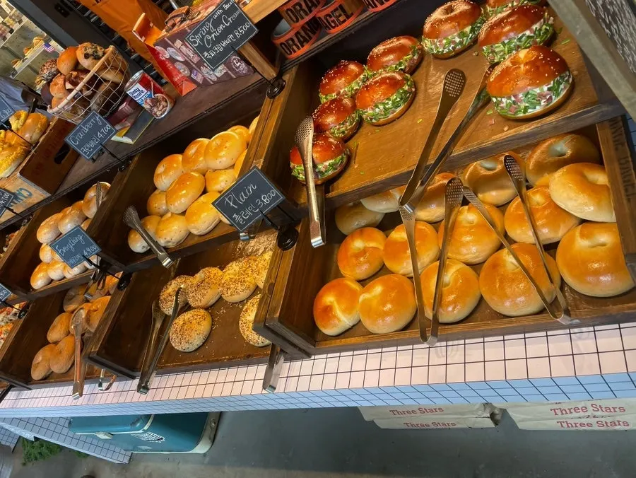 Interior atmosphere of Orange Bagel