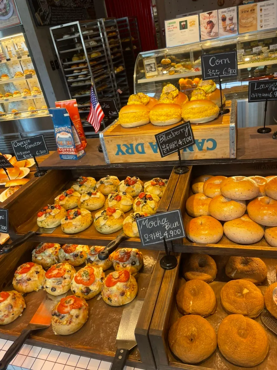 Display case full of bagels