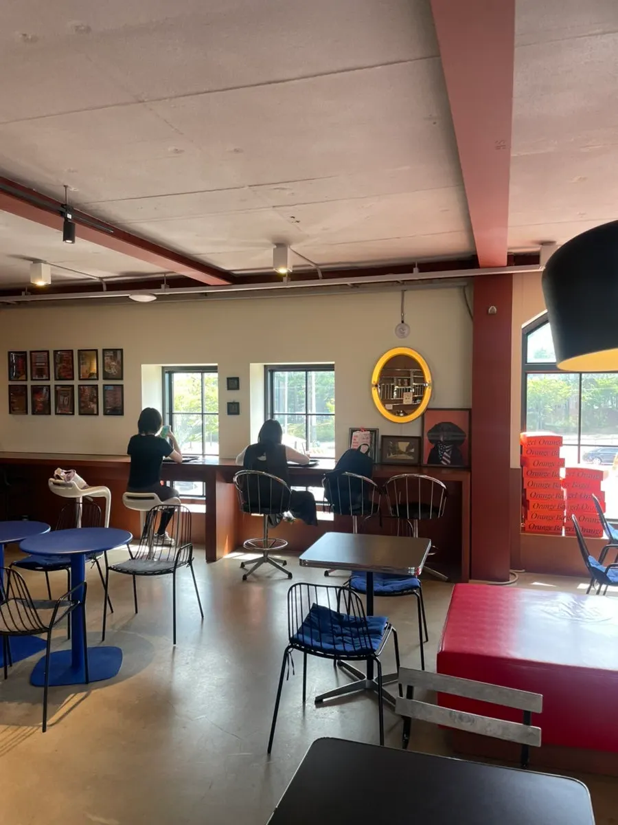 Second-floor window seats and group tables