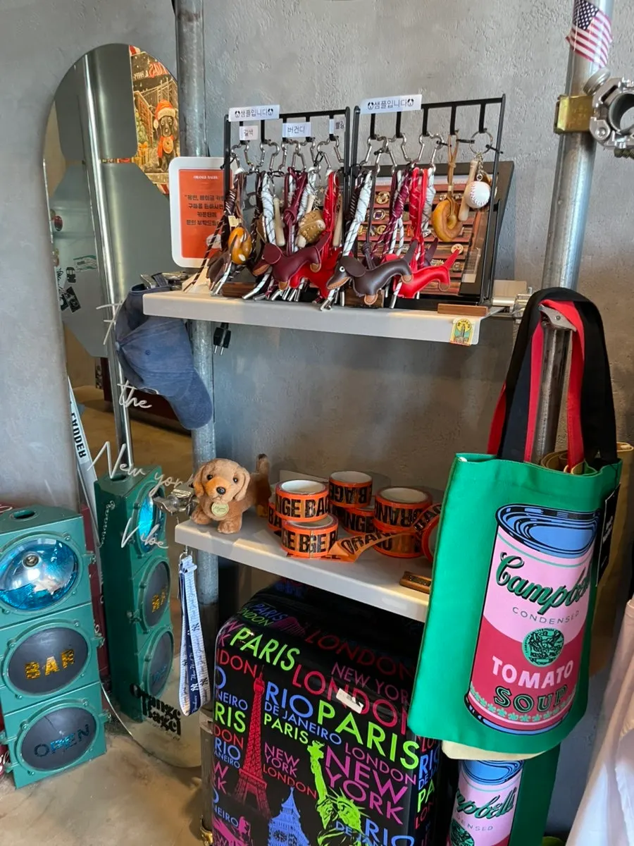 Self-packing corner with takeaway cutlery