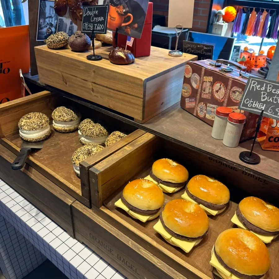 カフェ入口周辺の風景