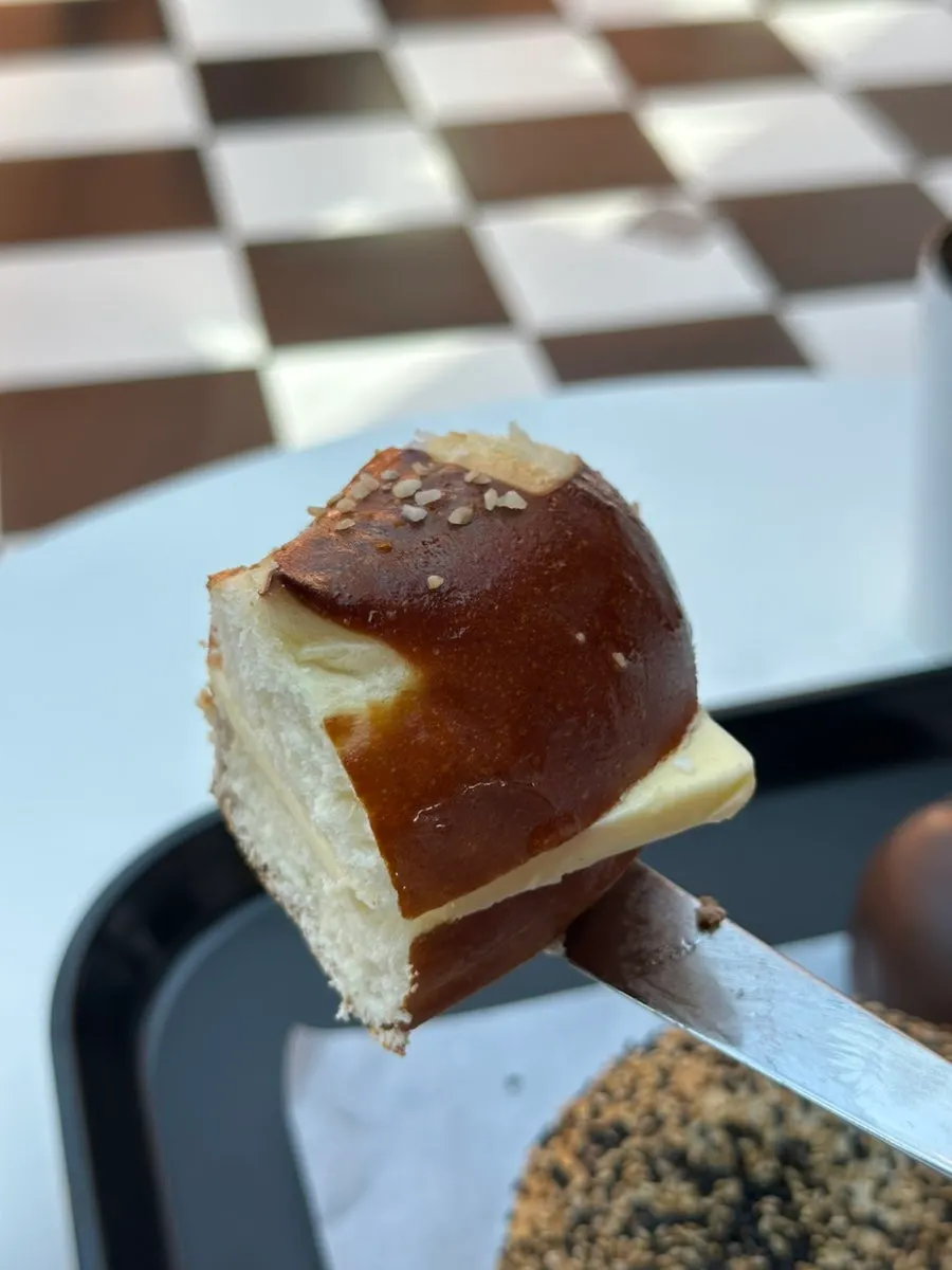 縦に並べたベーグル3種の食卓