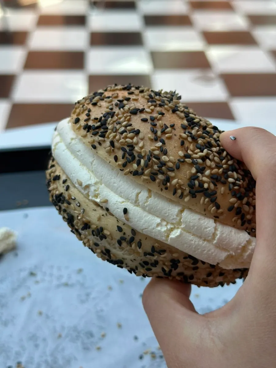 生バターが入ったラウゲンバターベーグルの断面