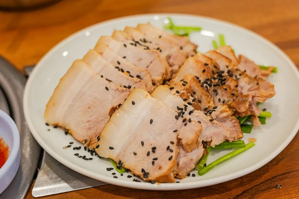 Plato de suyuk de Daseon Kalguksu completamente lleno