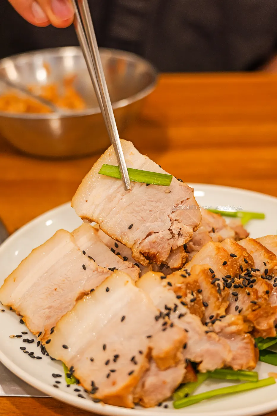 Suyuk en plato servido con aliño de cebollino