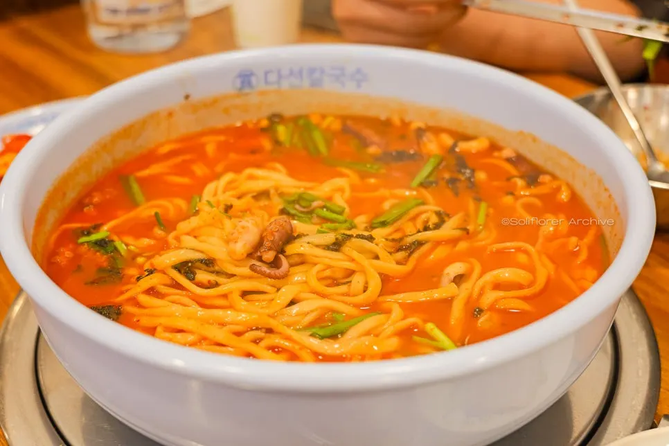 Tazón de kal-nakji con fideos firmes y elásticos