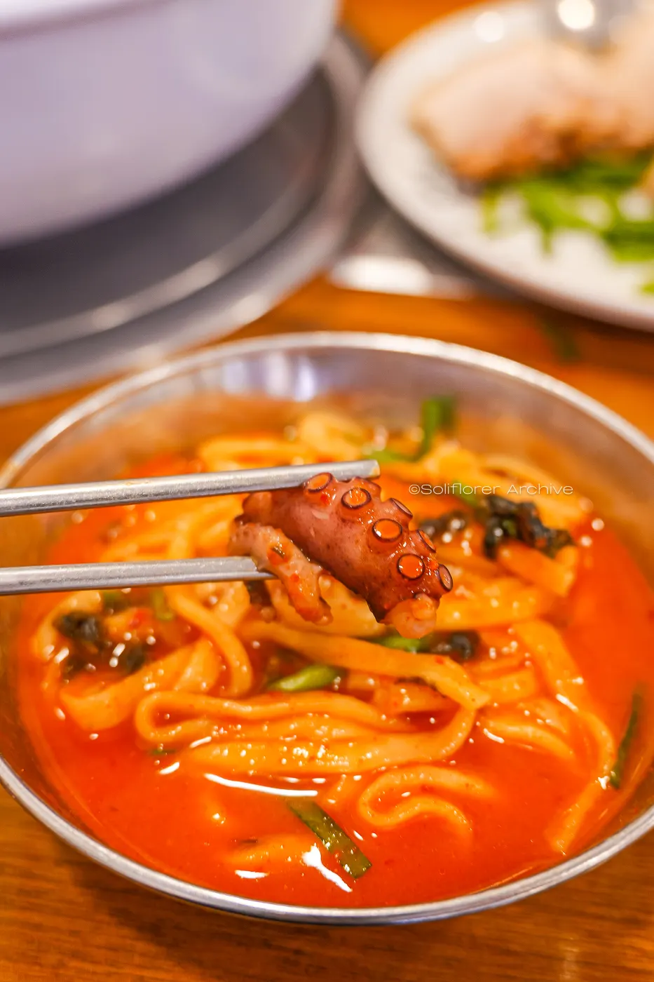 Patas de pulpo carnosas en el caldo