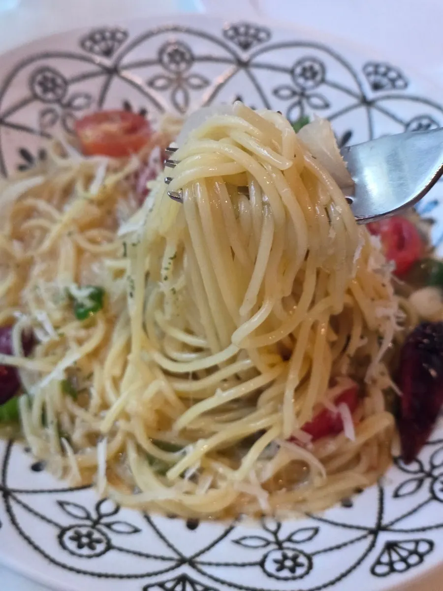 Clean oil-based aglio e olio pasta
